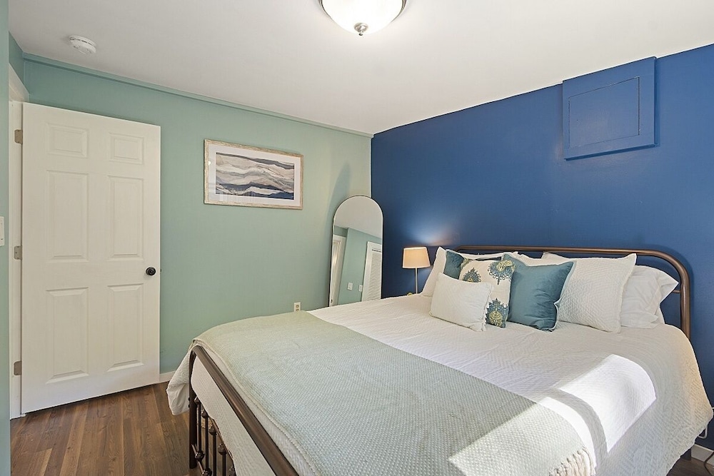 Cozy cottage with private HOT TUB, lake access, Gunstock mountain