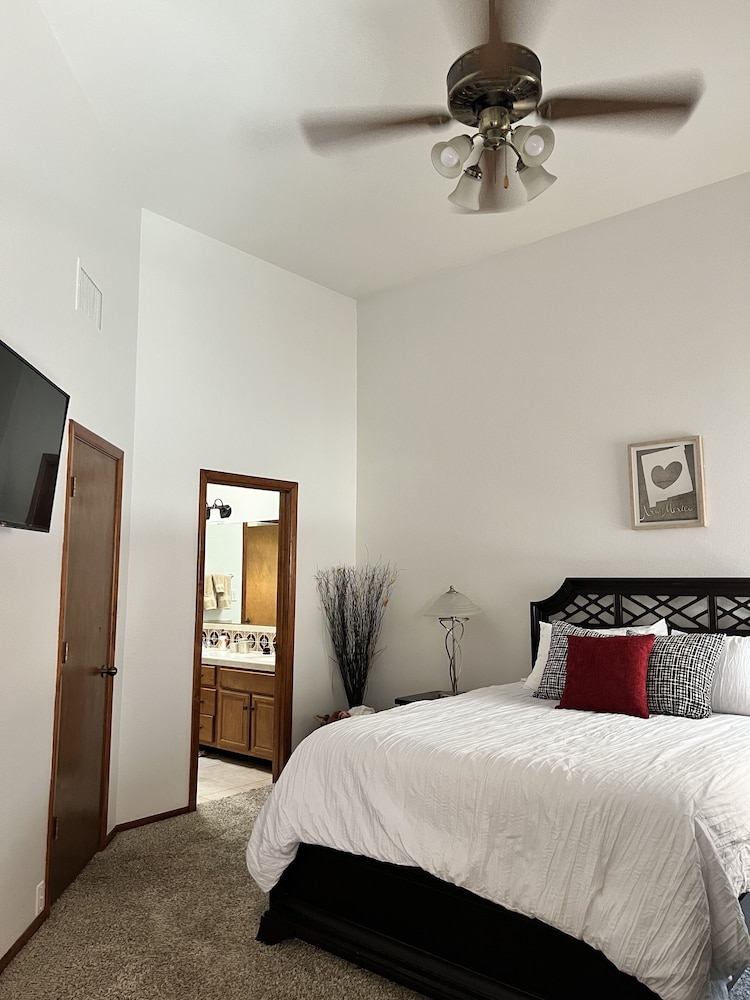 Privacy & Seclusion in the NE Heights w/private garage. Albuquerque