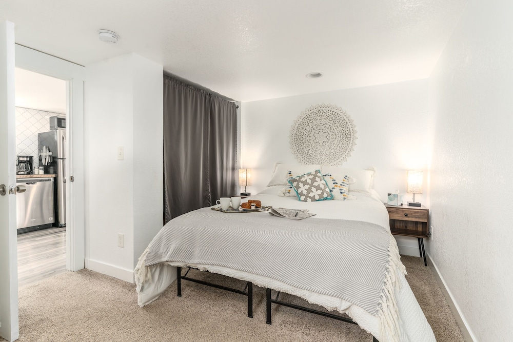 Beautiful 2B garden level w/ private outdoor deck Loveland Vrbo