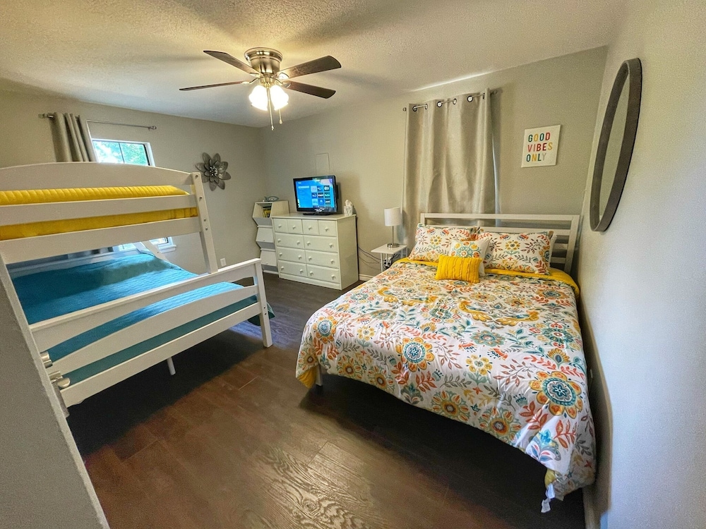 Lakeview Escape Charming cottage with private dock on Lake Holbrook