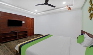 Deluxe Double Room | Desk, iron/ironing board