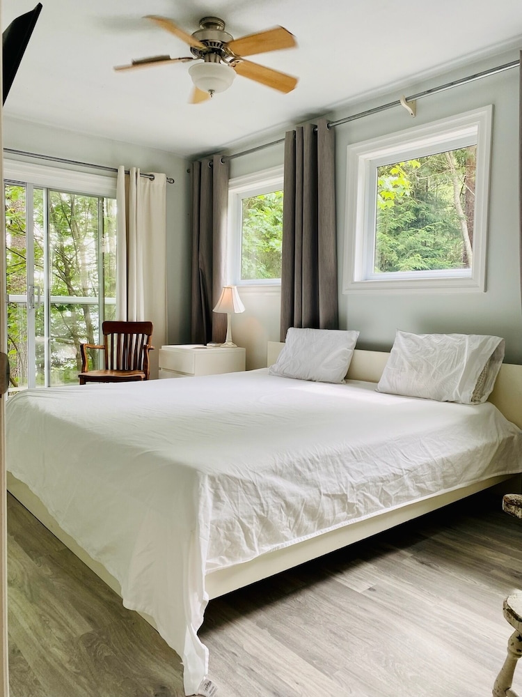 Bright airy family friendly waterfront cottage! Dysart et al FeWo