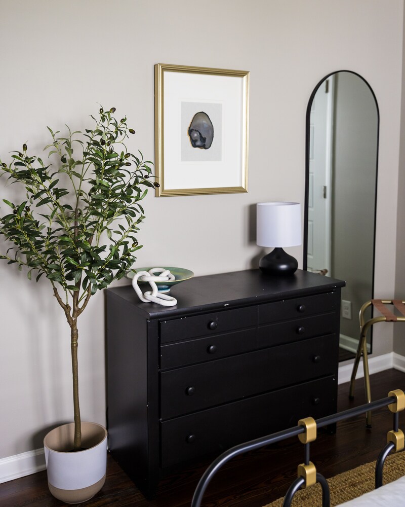 The Coliseum Cottage. 1 King/ 2 Queen Beds. Close to coliseum and