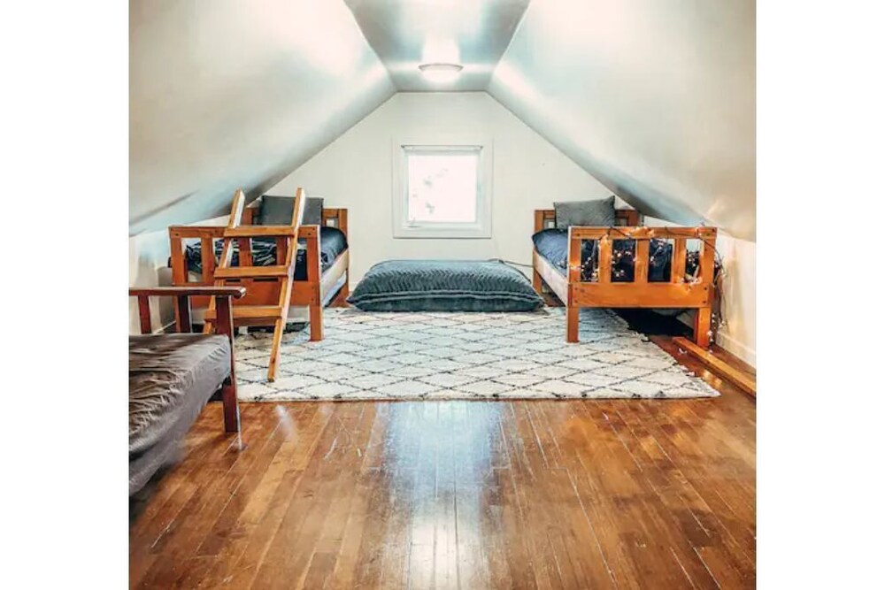 Walkable 3 Bedroom Duplex with private Hot Tub, Porch, and Scenic Views Petersburg Vrbo