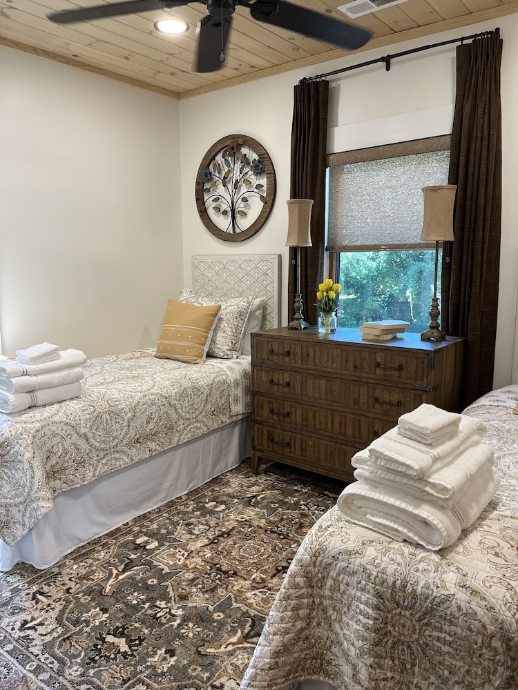 Stream....Firepit....Downtown Blowing Rock. Newly renovated. Cozy!!! Blowing Rock Vrbo