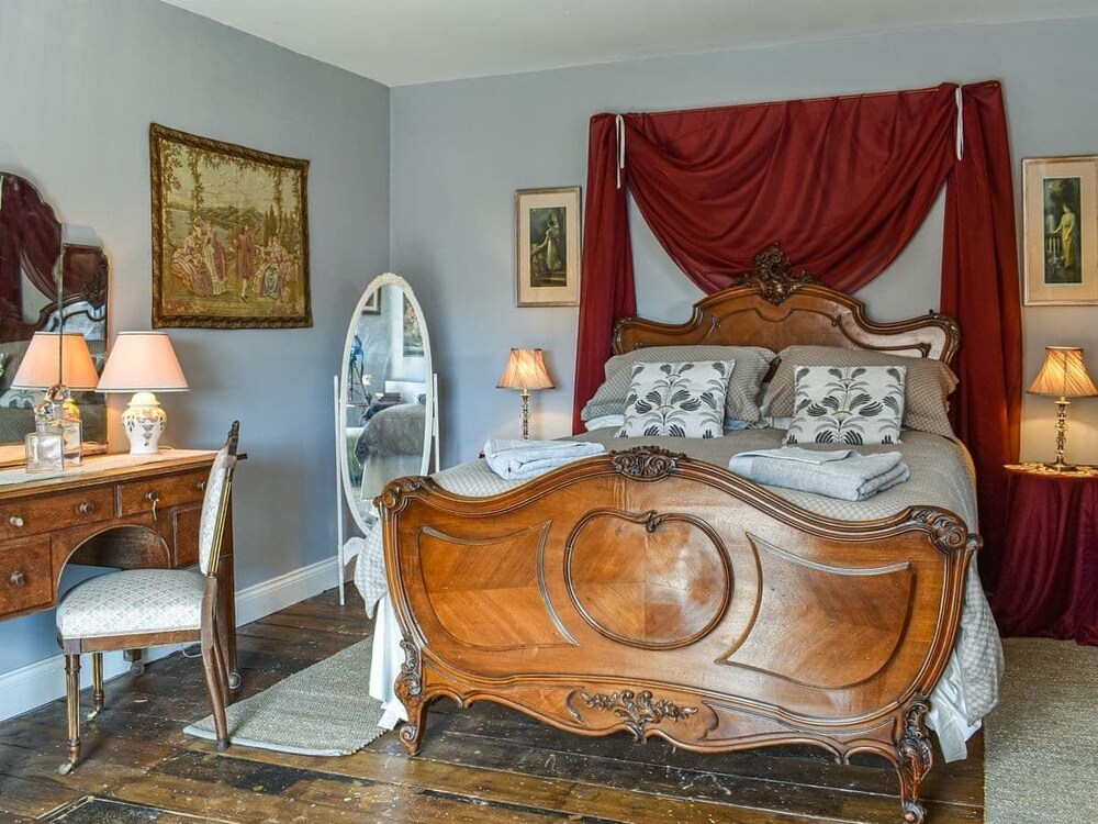 WELLESLEY RETREAT Romantic luxury High Street apartment Old Town