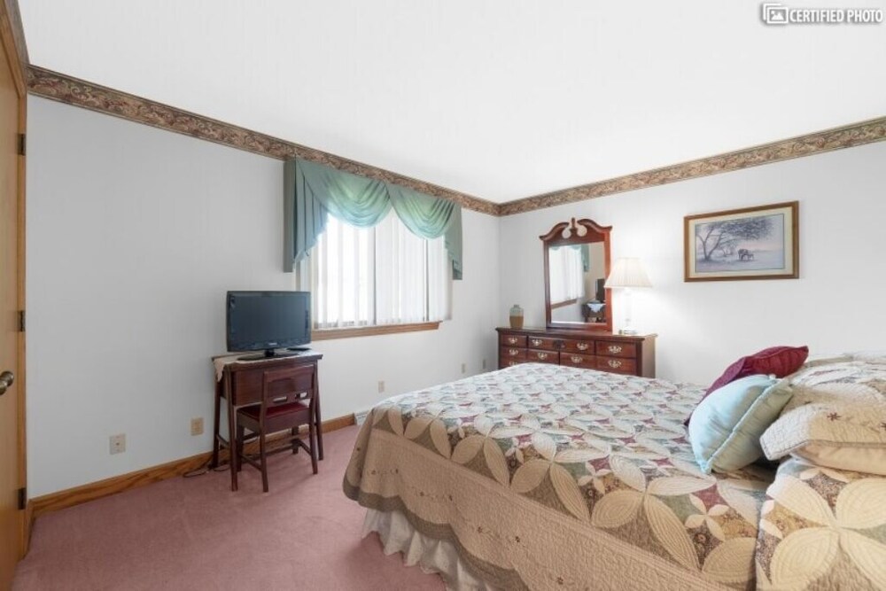 Custom built home 2 miles from Buckeye Lake Hebron Vrbo