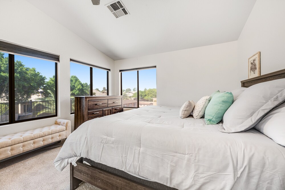 Modern, dogfriendly home with private pool, games & firepit Peoria