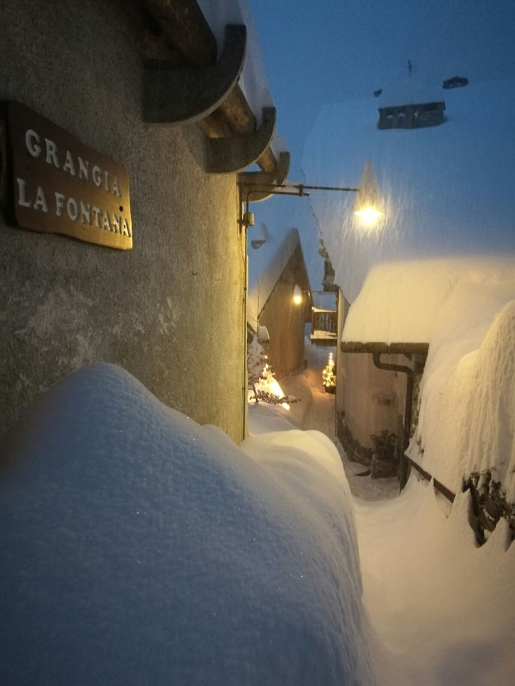 Strawberry and wild cherry, tworoom apartment in an ancient village