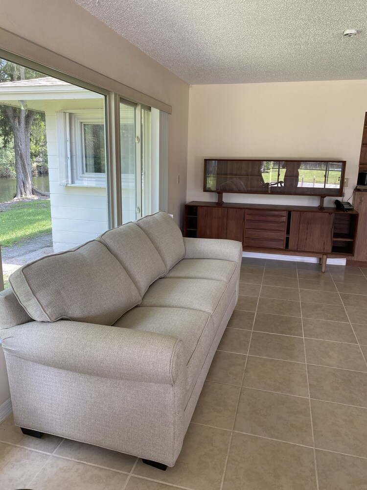 WATERFRONT w/ pool,2 docks,boat ramp,pet friendly,mins from Gulf