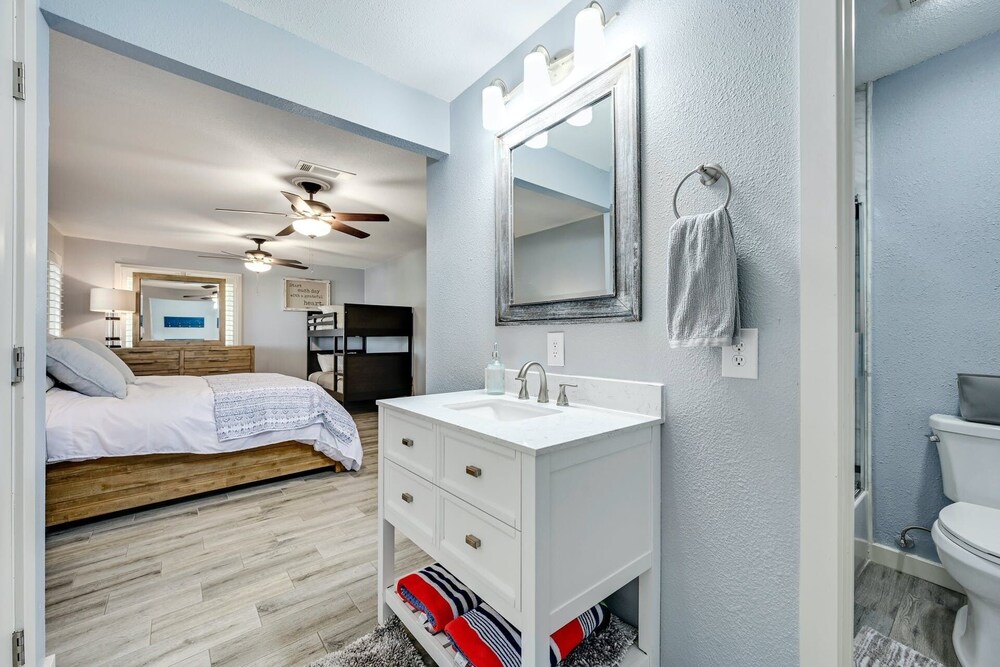 2 2 Condo with Swimming Pool Steps from the HSB Resort Horseshoe