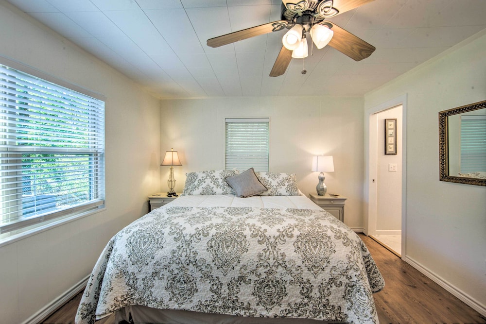 Quiet Home on Lake Hawkins w/ Kayaks + Dock! Wood County Vrbo