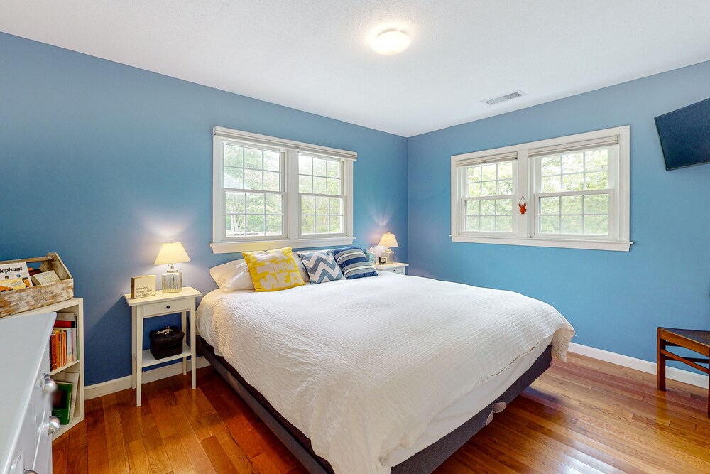 Charming lakefront home with a private hot tub, central AC & washer