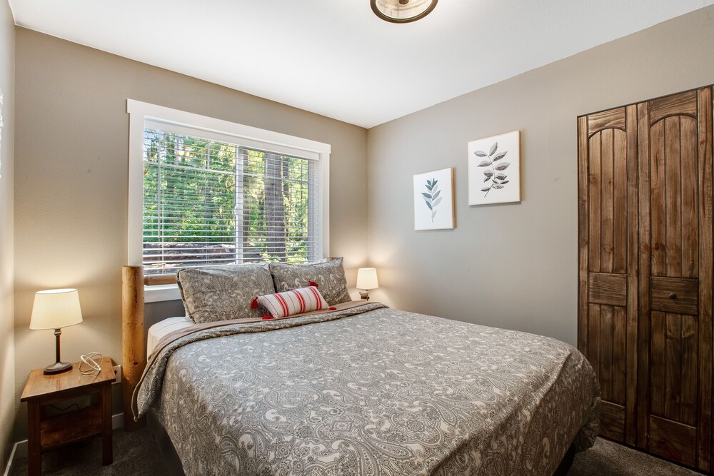 cabin with fast WiFi, gas grill, lake views, kids loft