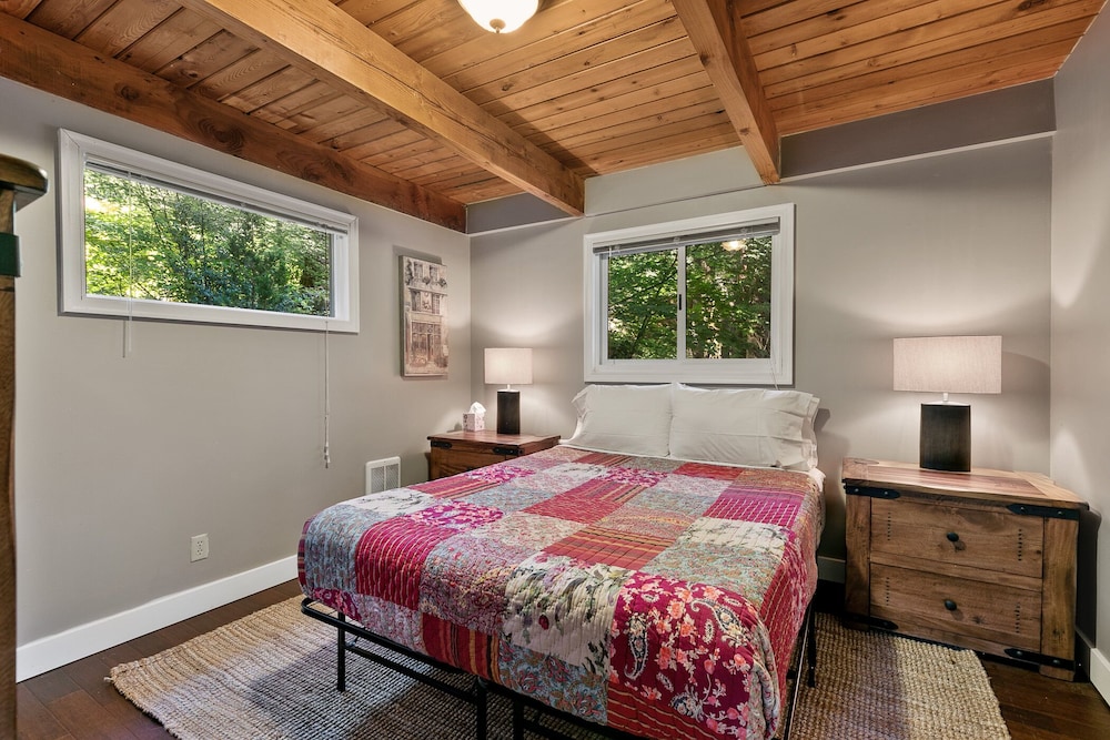 Seventh Heaven Stunning views, beach and swimming w/ hot tub at