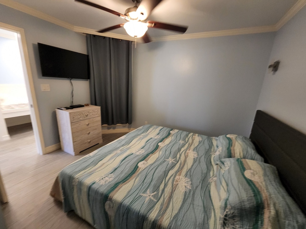 Club Paradise Beach CondoTop Floor, Ocean View, King Bed, Pet Friendly