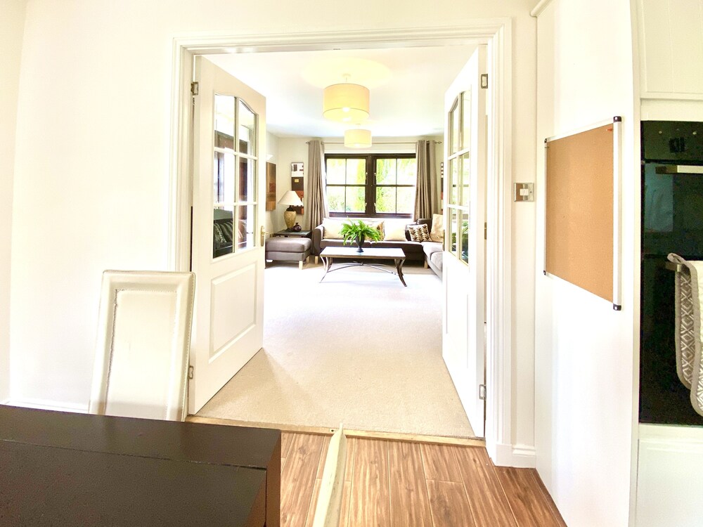 Stunning 4 Bedroom House sleeps 8. WiFi, SkyQ, Enclosed Garden, Child