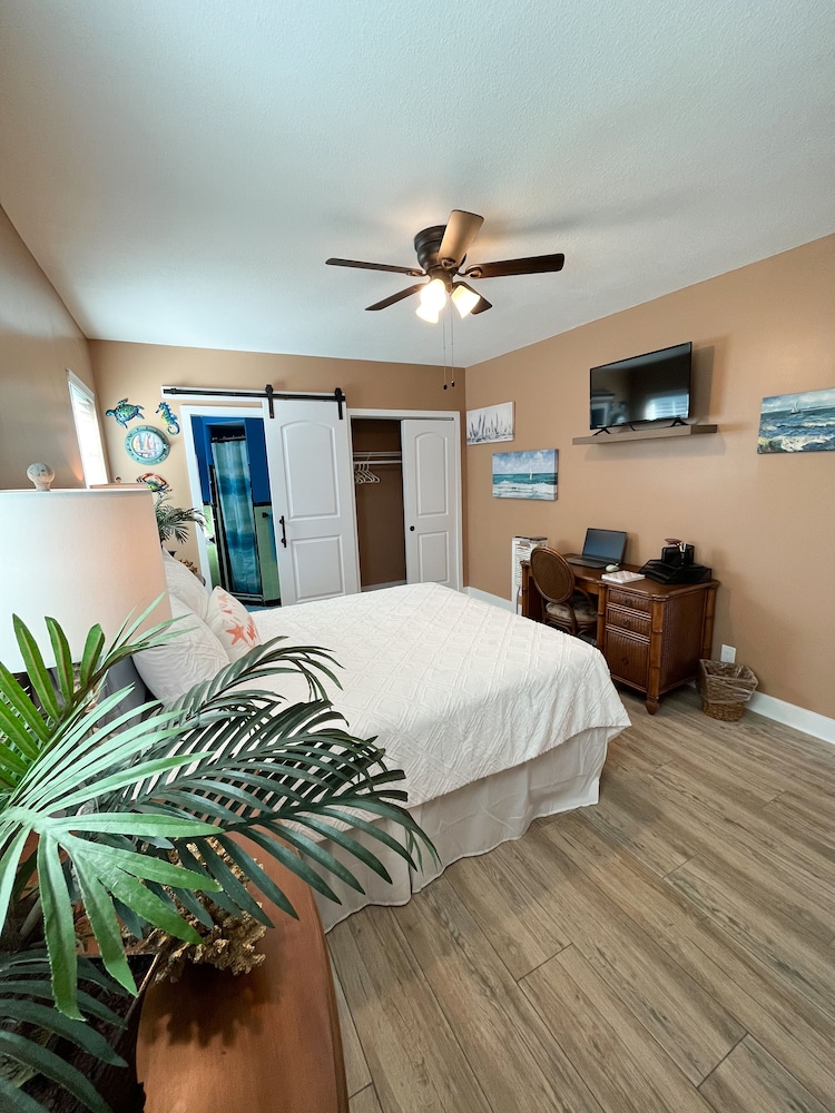 Stylish Intercoastal Blue Bungalow 3 min to Daytona Beach Port