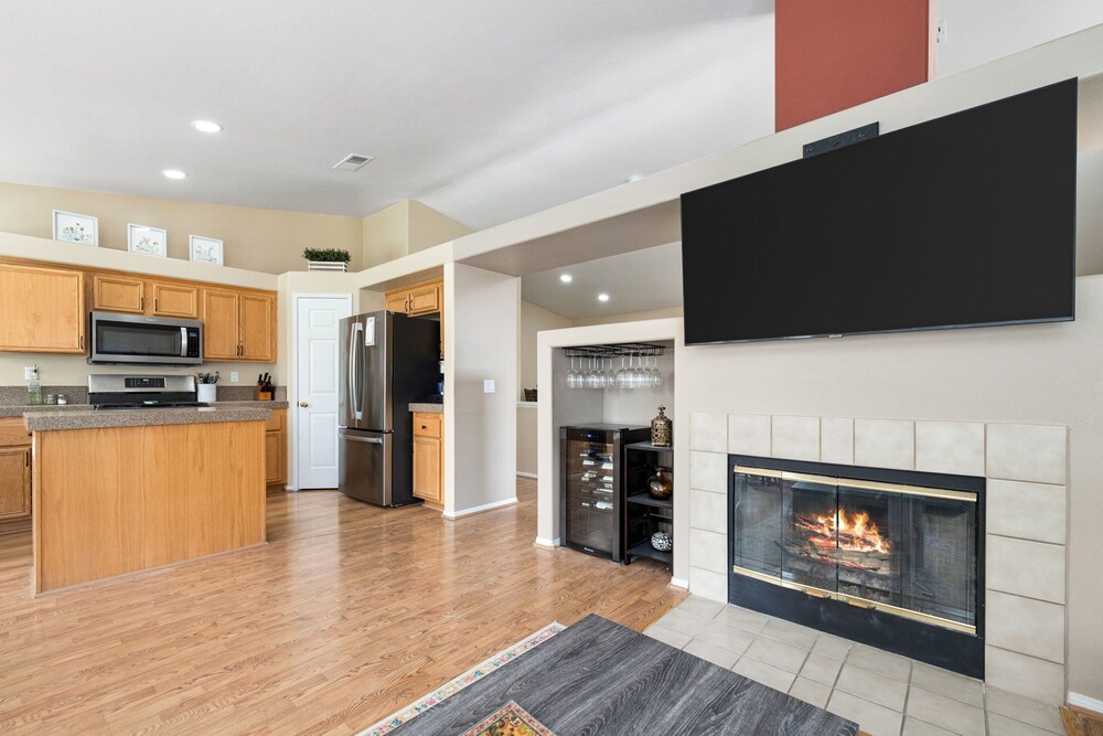 Relax & Enjoy! Beautiful La Quinta Home with pool, spa and much more