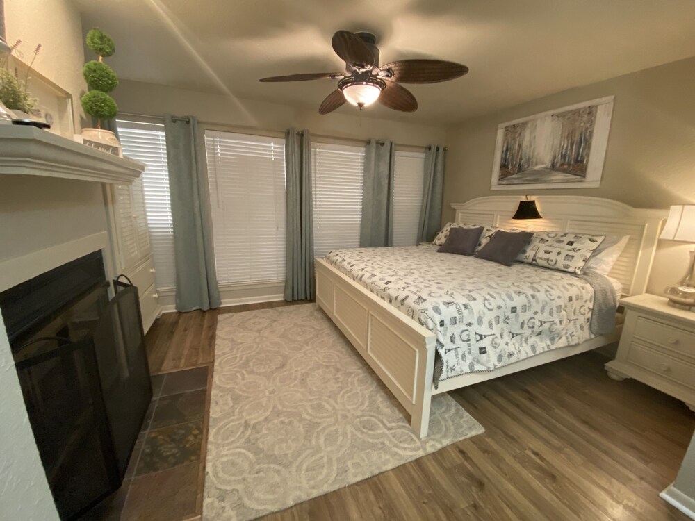 STARS on the LAKE/DOCK/POOL! HILL COUNTRY CENTRALLY LOCATED TO ALL