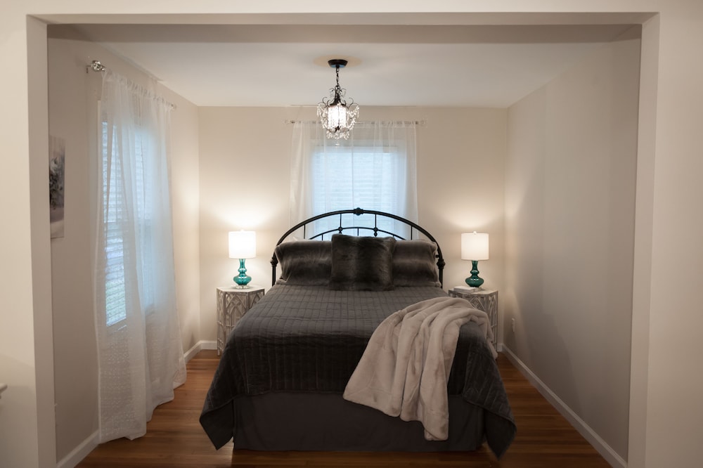 The Wild Rose Cottage in Historic Old St Charles St. Charles Vrbo