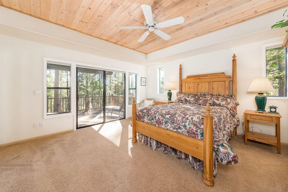 SLEEPS 14 W/BLUE LAKE SPRINGS REC + AC ON MAIN FLOOR Arnold Vrbo