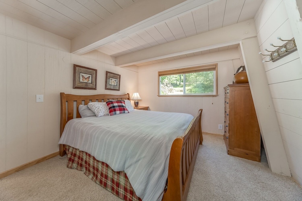 Lazy Bear Lair Prime Location in Blue Lake Springs with Air
