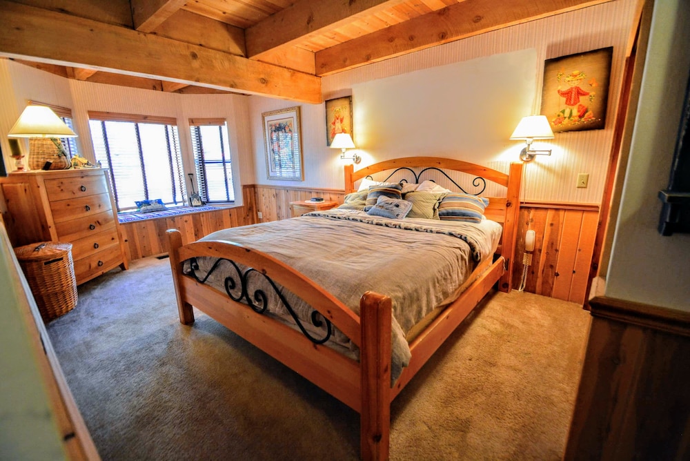 ZamudioWalk to FlyIn Lake, W/Rec Room in Blue Lake Springs Arnold