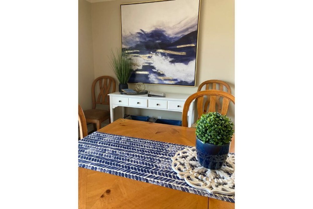 Fantastic view! 2 bed 2 bath! Pools, KING bed! 10 weekly discount