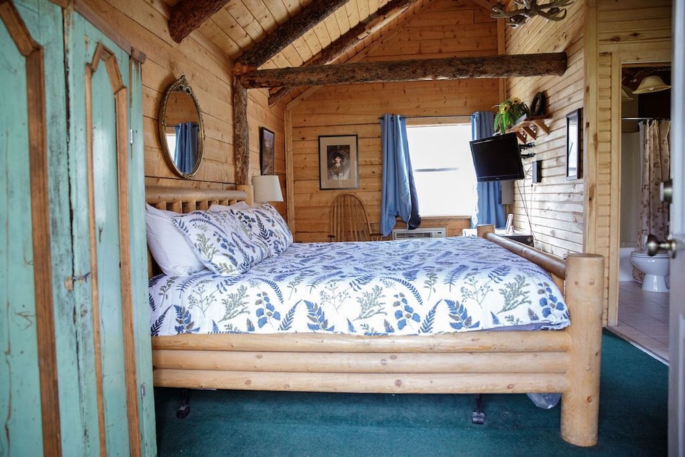 Cozy Mountain View Cabin with Porch, Pet Friendly at Sweetwater Springs