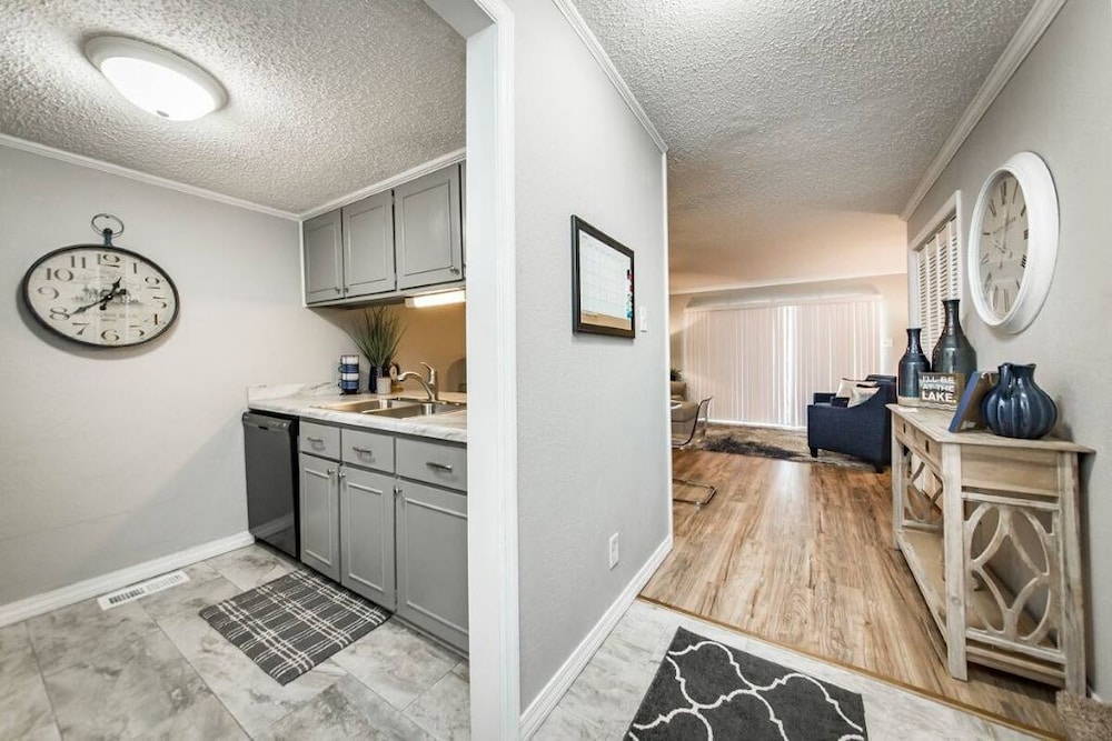 Fairfield Bay Gem w/ pool access and 4 Mi to Lake. Fairfield Bay Vrbo