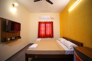Standard Room | Egyptian cotton sheets, premium bedding, desk, free WiFi
