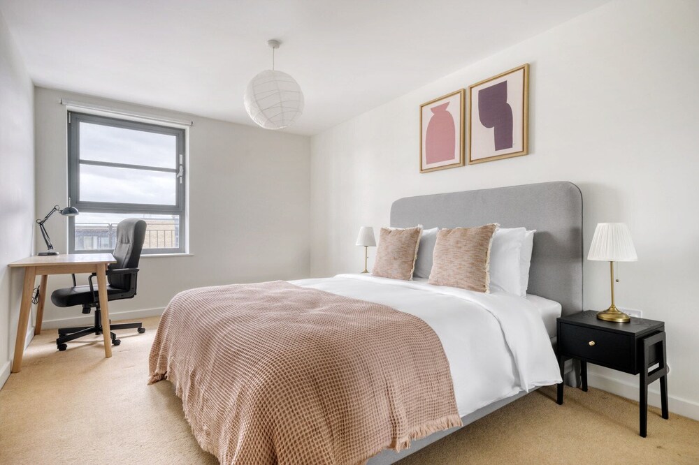 Modern Limehouse 1BR w/ Balcony, nr Tube, by Blueground London Vrbo