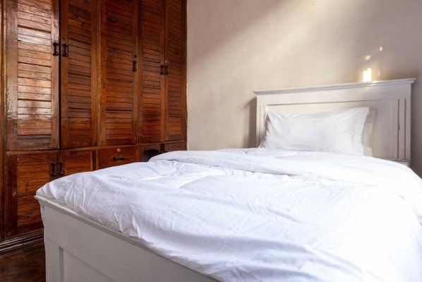 Executive Apartment | Blackout drapes, iron/ironing board, free WiFi