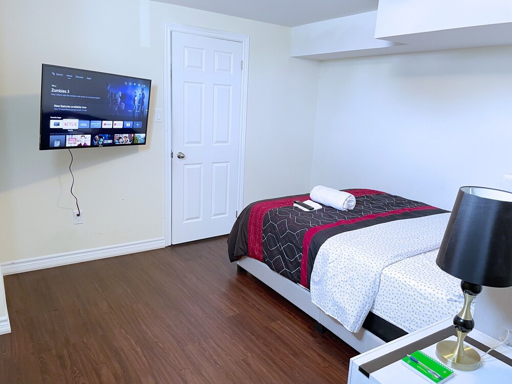 PREMIUM LIVING PLACE / 2 BEDROOMS SUIT Innisfil Vrbo