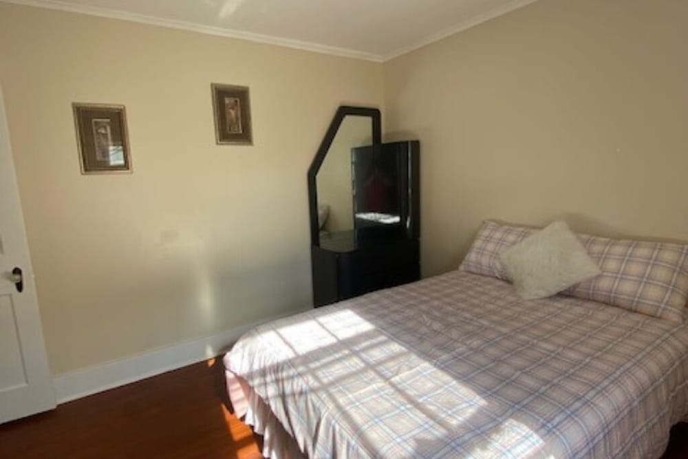 BEAUTIFUL NEWLY FURNISHED & Updated Apartment! Calling TRAVEL NURSES