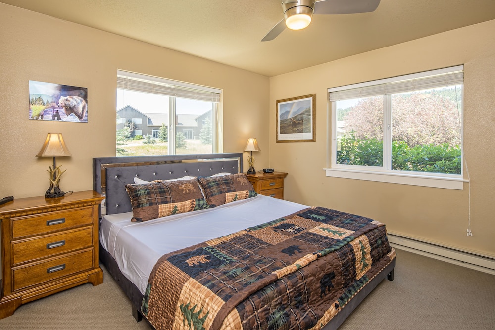 Big Sky Town Center condo w/ views and hot tub! Firelight