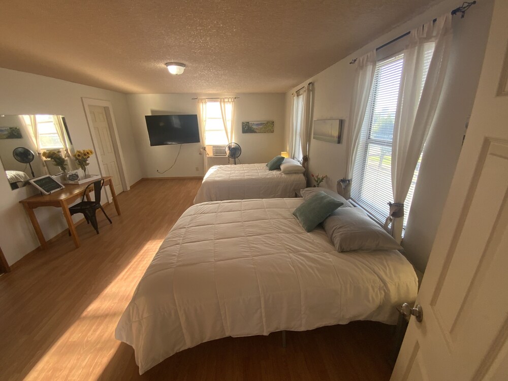 Downtown Condo above Gym with Pool Hot tubs sauna etc. Quincy FeWo