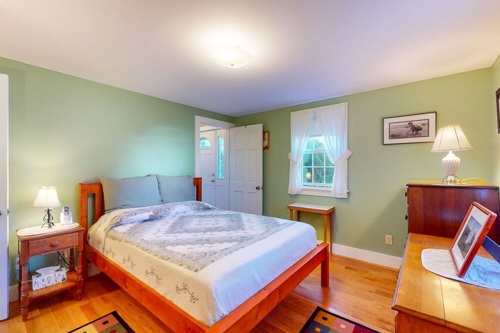 Comfortable home near the beach dogfriendly full kitchen & washer