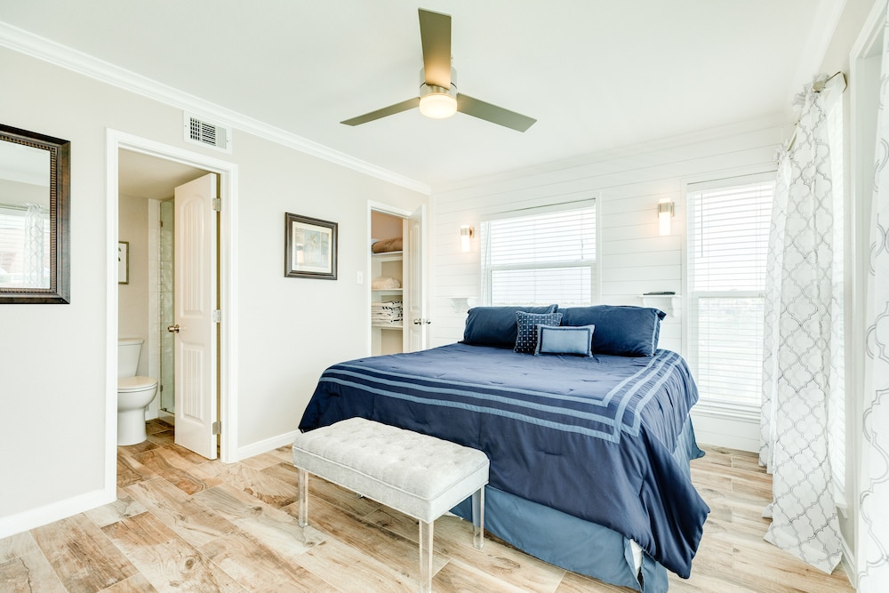 Seascape resort condo with oceanview balcony, W/D, AC, pool, & hot tub