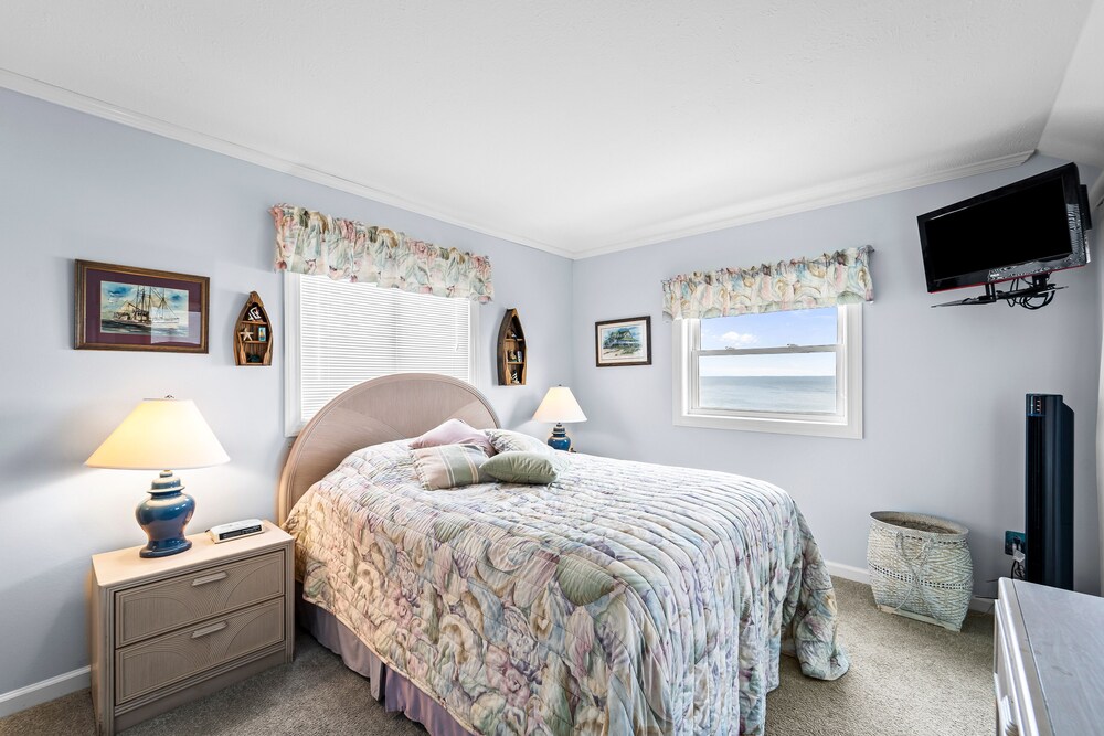 Serene oceanfront condo w/ pool, fireplace, central AC, & washer/ dryer