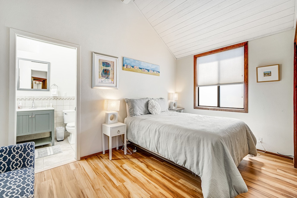 Bright, quiet home with amazing ocean/bay view, private hot tub & beach access Bodega Bay Vrbo