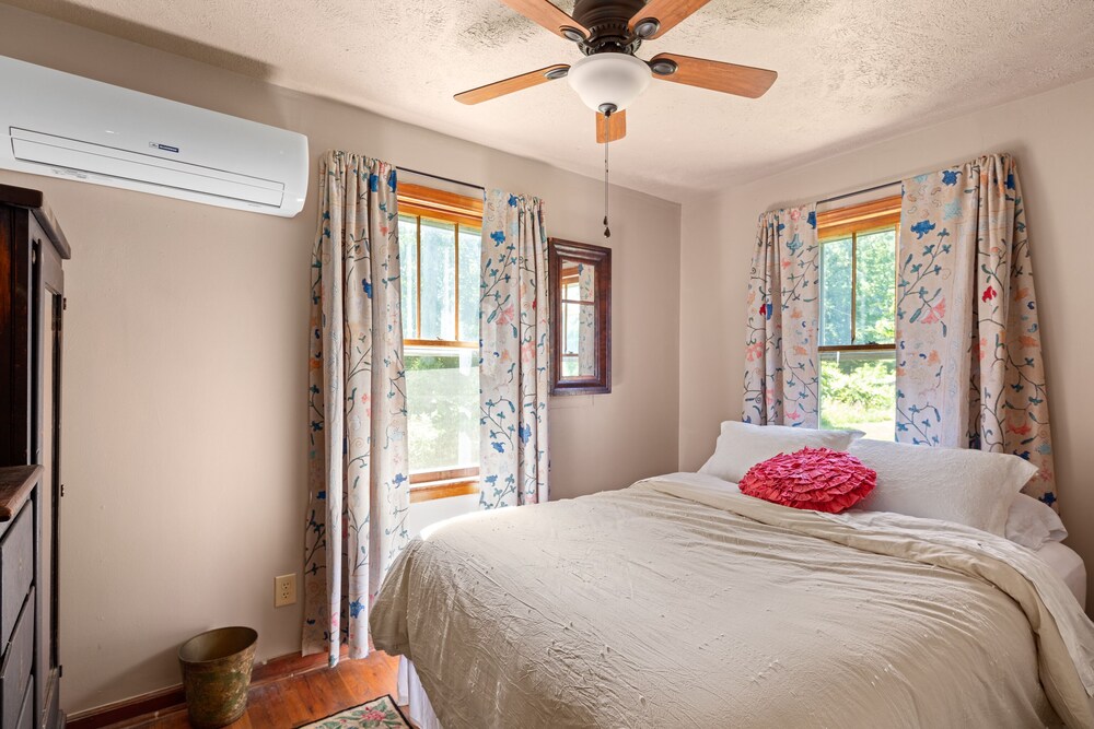 New! Charming Oasis on a Trout Stream. Barnardsville Vrbo