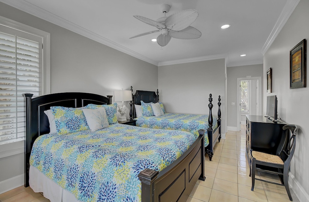 Oceanfront, Pool & Hot Tub, Outdoor Kitchen, Walk to Town, Pets