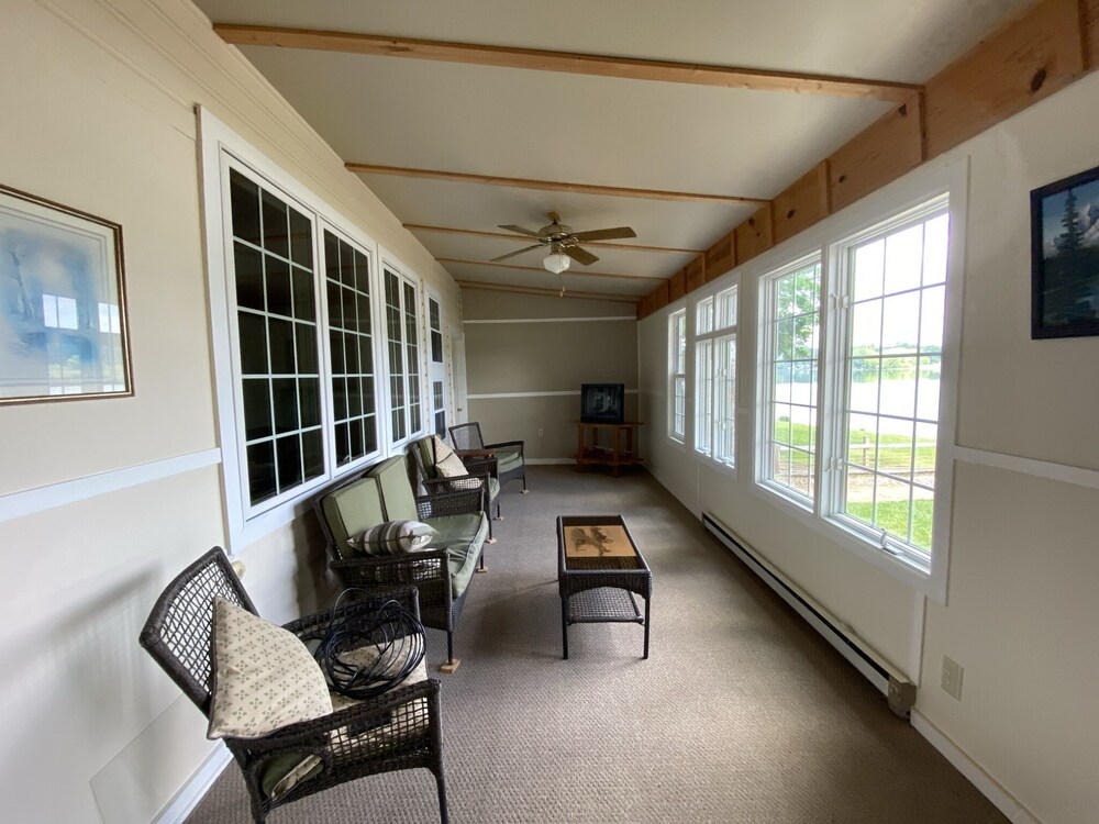 Beautiful Lakehouse best view of Lake and beautiful pavilion 10 min