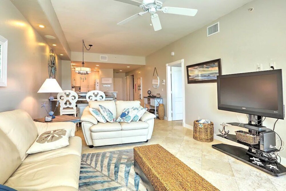 Beautiful Waterfront Condo. Burnt Store Marina. Pool, Golf, boating