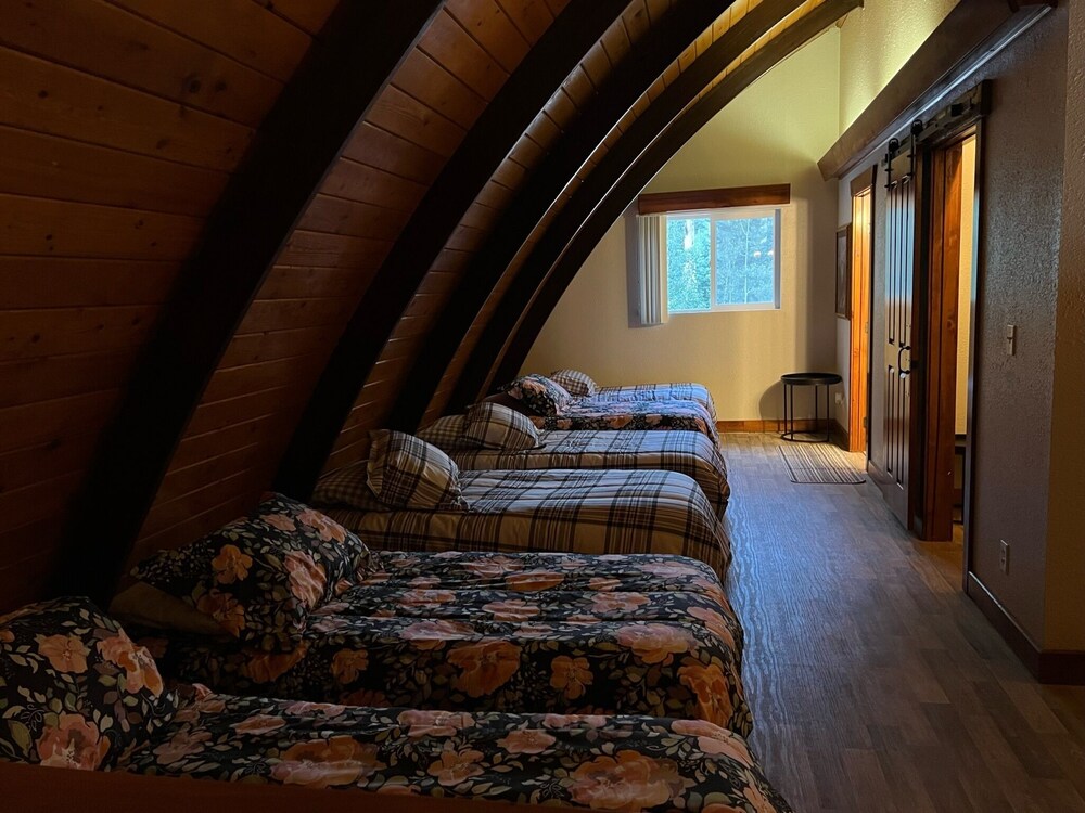 Brian Head Cabin 1 Mile from ALL SKI LIFTS! Cozy, Spacious & lots of