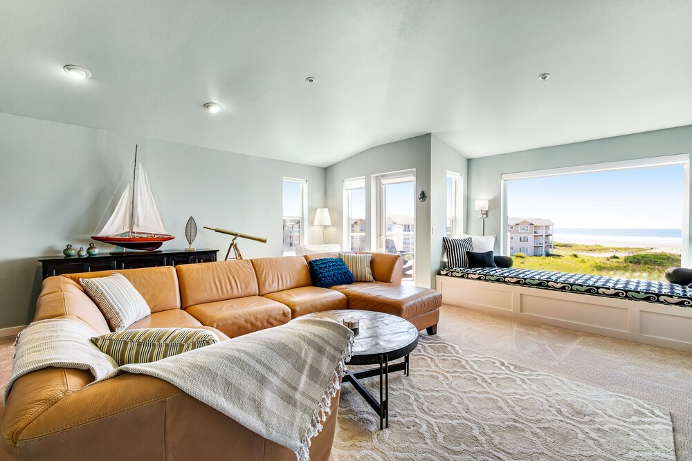 Oceanfront condo with sweeping ocean views, pool & hot tub access