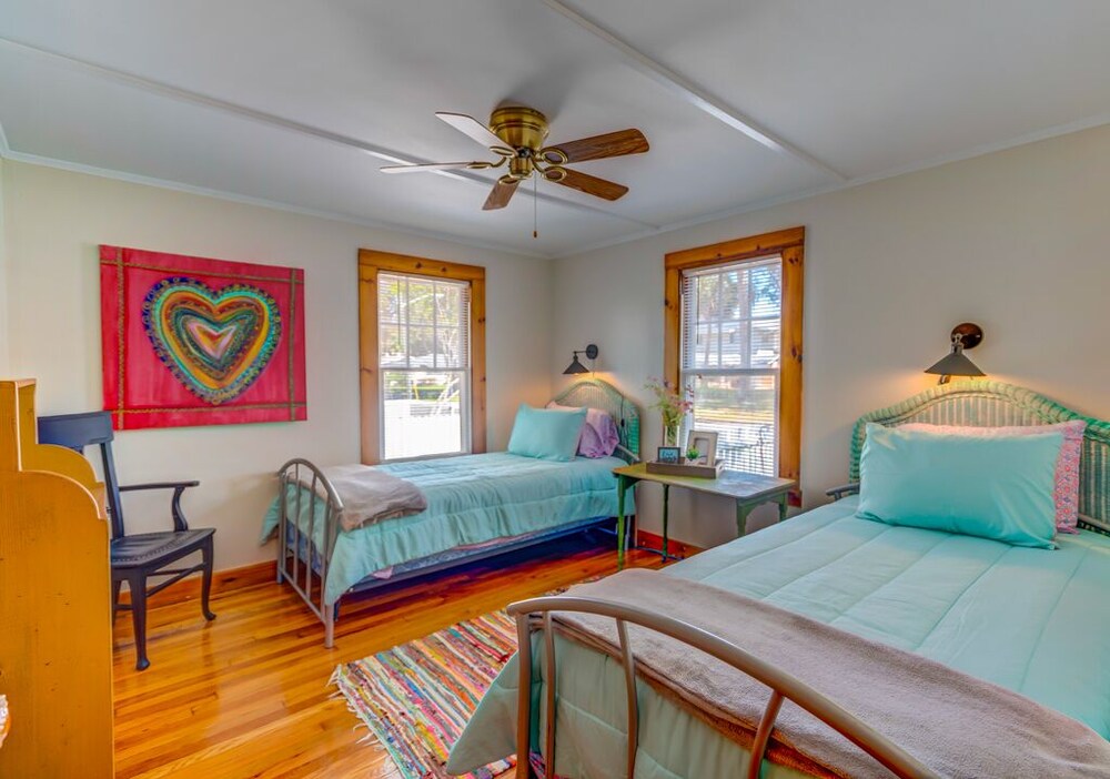 Mount Dora Pet friendly cottage with Fenced Yard in Historic downtown