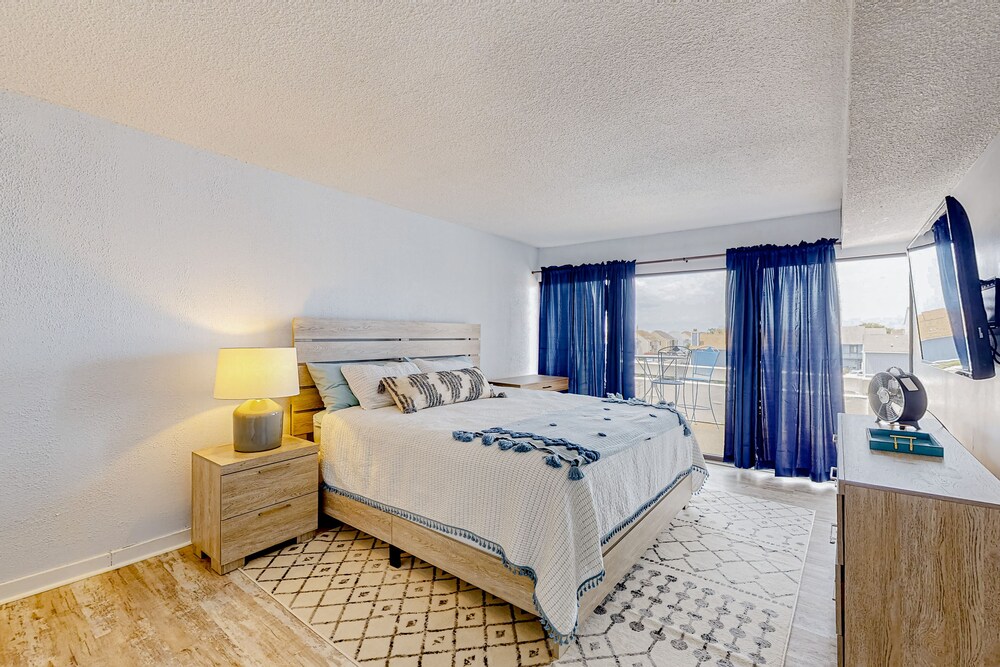 Bayside condo with balcony, sunset view, pool & tennis - steps to Jolly ...